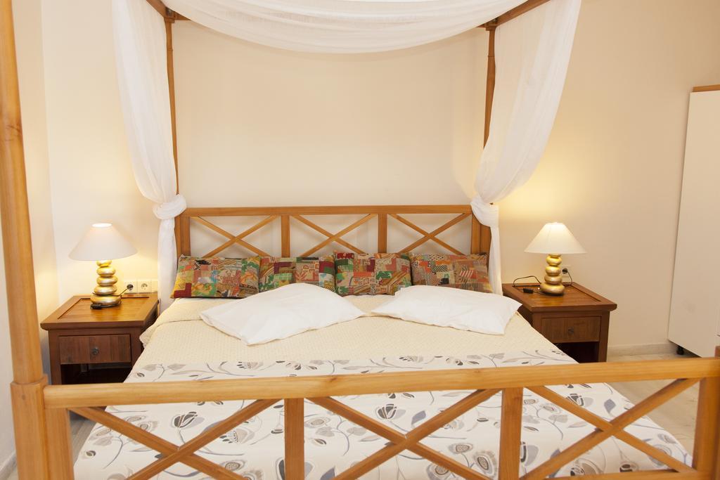 Troulakis Beach Hotel Agia Marina  Екстер'єр фото