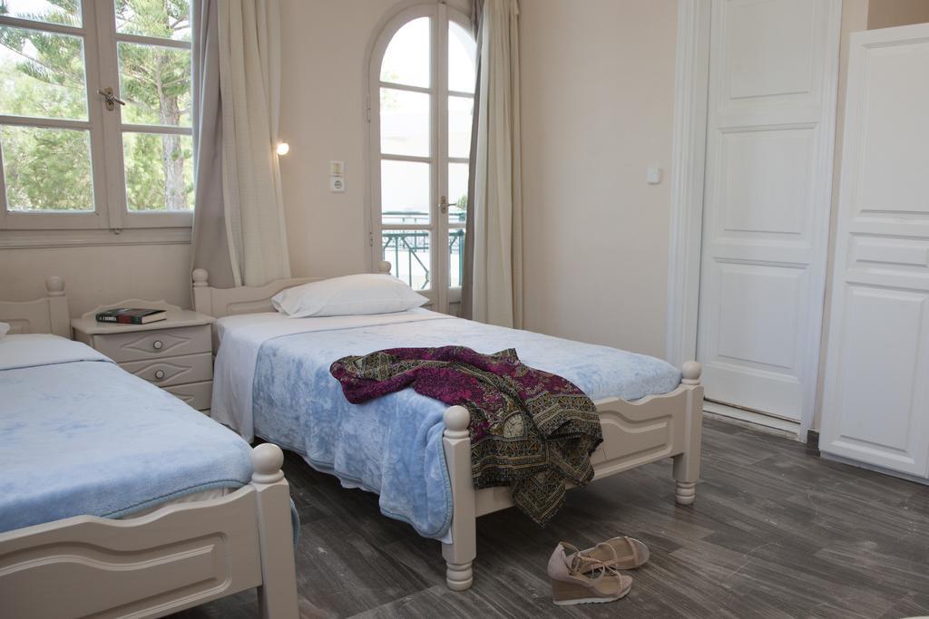 Troulakis Beach Hotel Agia Marina  Екстер'єр фото