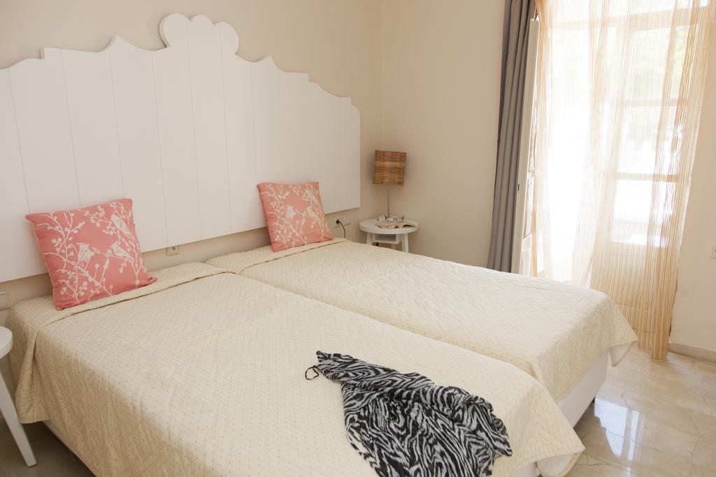 Troulakis Beach Hotel Agia Marina  Екстер'єр фото